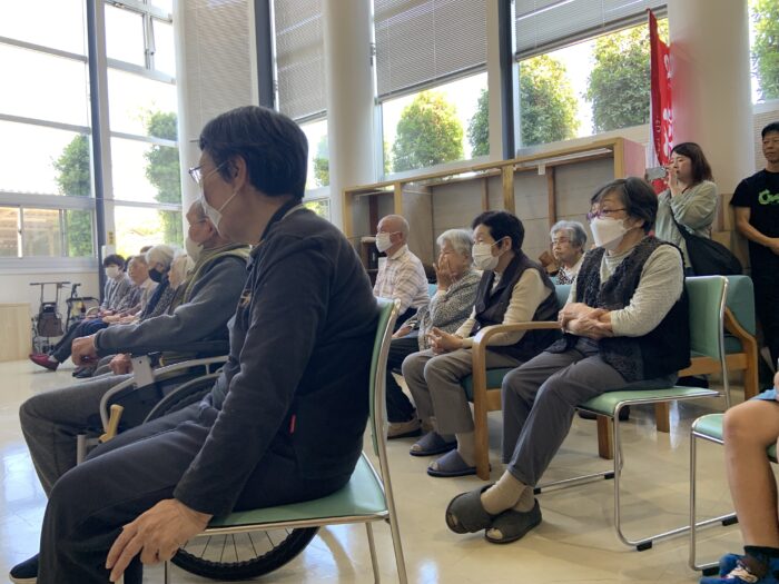 介護施設の共用スペースでの入居者とスタッフによる集団活動・レクリエーション風景